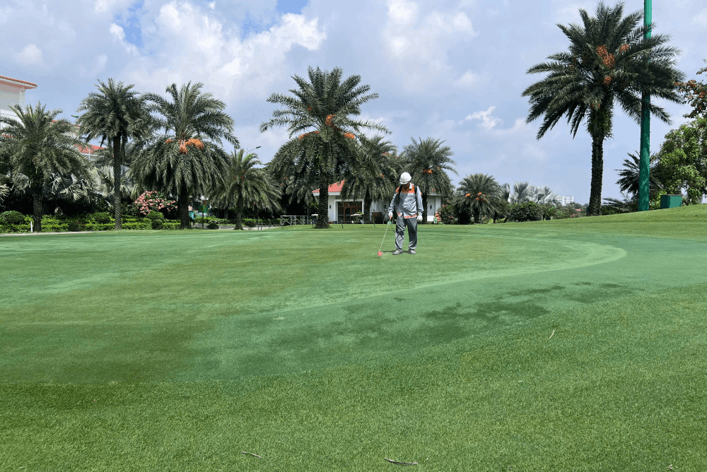Phun thuốc trừ sâu cho sân golf