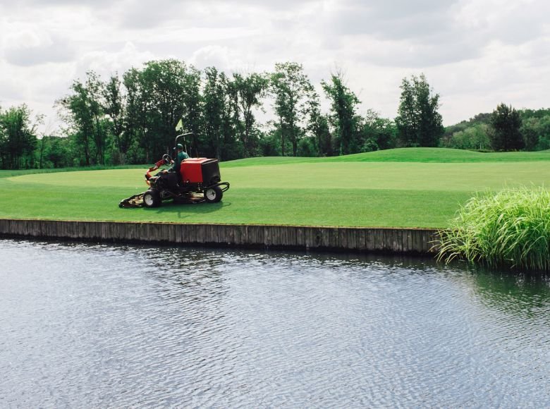 Cách tạo và duy trì thảm cỏ sân golf đàn hồi