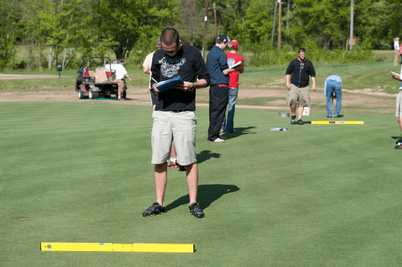 cải thiện sức khỏe của cỏ sân golf