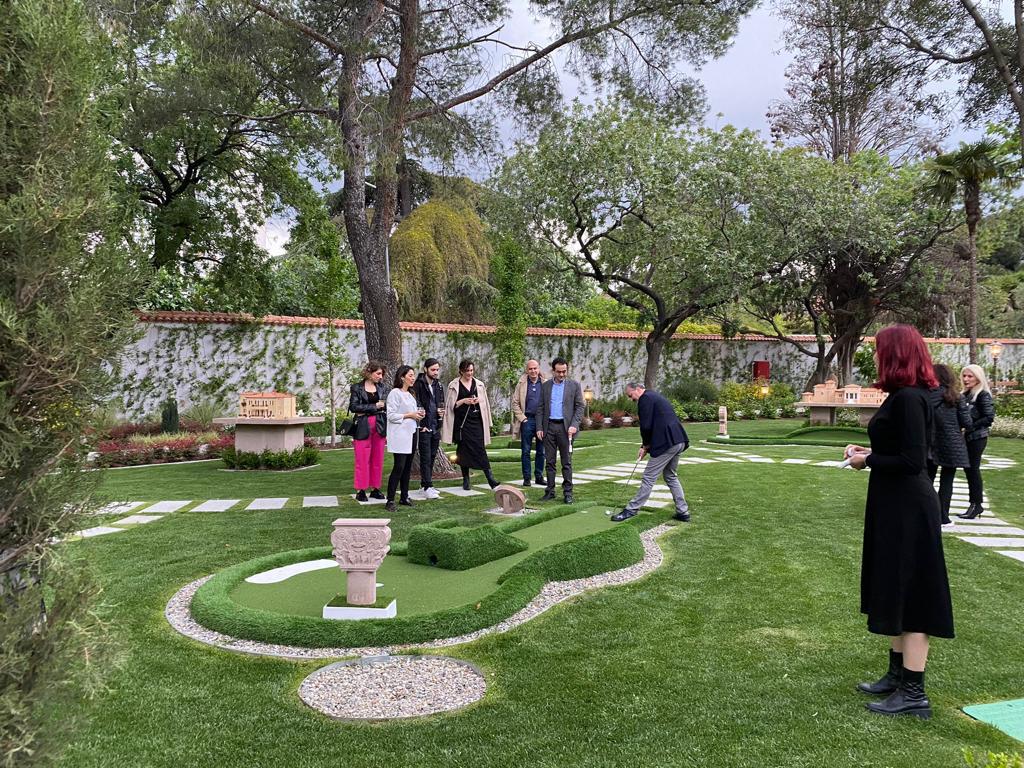 hạn chế dị ứng với cỏ nhân tạo