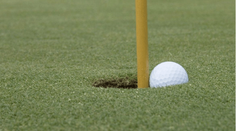 Sân golf ẩn giấu đằng sau một lỗ golf