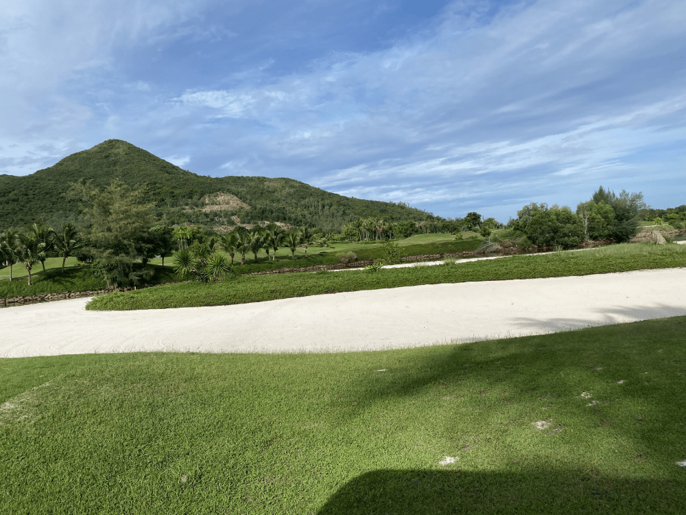 Sân golf tiêu chuẩn sẽ có 9 lỗ hoặc 18 lỗ