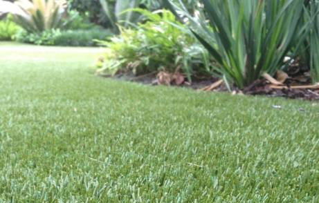 Cành cây khô, vỏ bánh kẹo trên sân golf