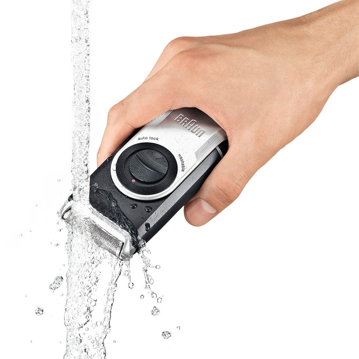 Máy cạo râu bỏ túi Braun M90 vệ sinh dưới vòi nước