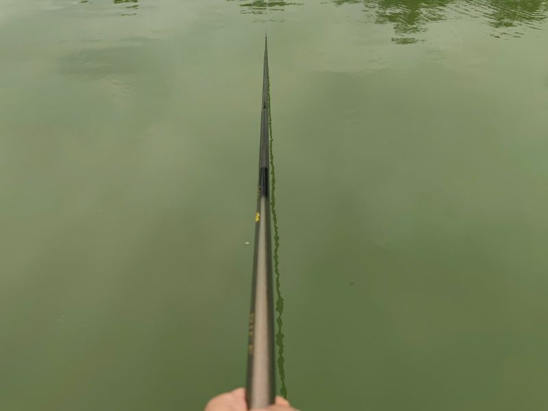 Cần câu đài trong bộ đồ câu