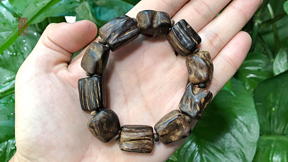 vòng tay trầm chìm dạng hạt tự nhiên