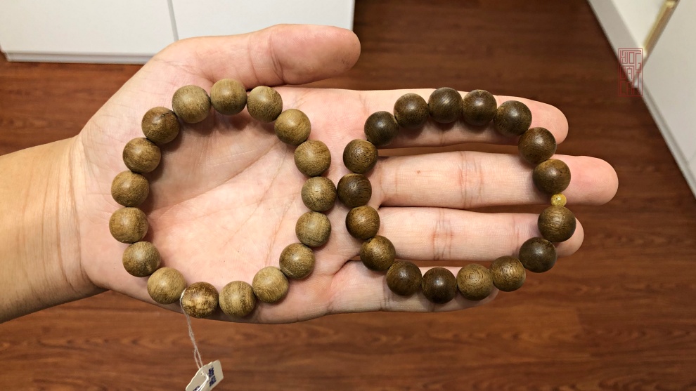 vòng trầm tự nhiên lên nước