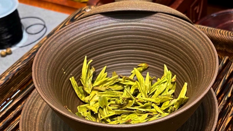 thưởng trà Long tỉnh