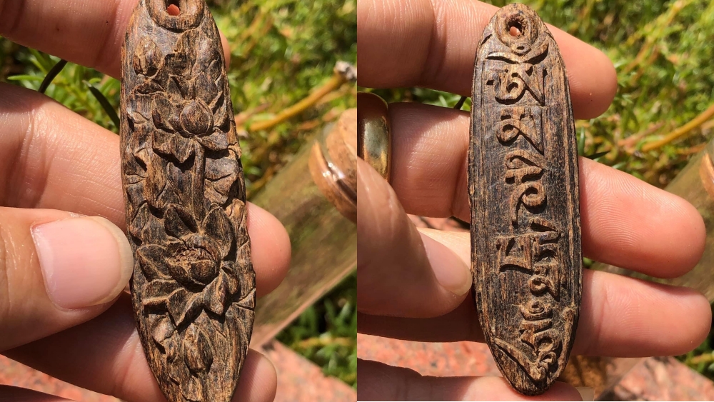 Mặt trầm chìm khắc Sen và Lục Tự Đại Minh Thần Chú