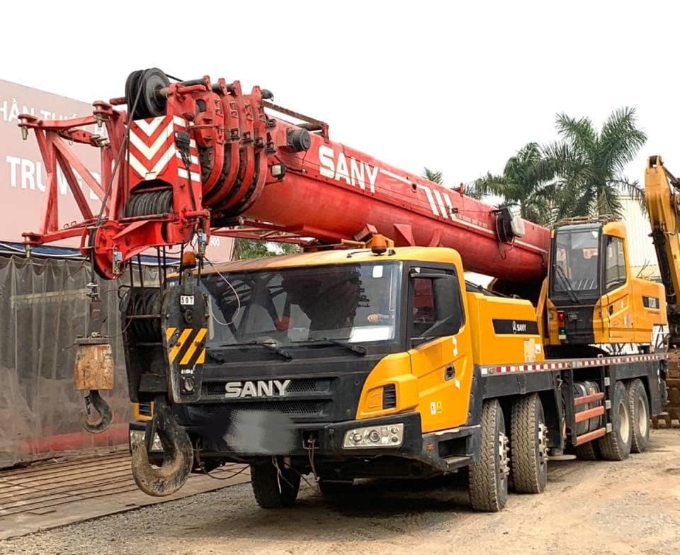 Xe cẩu chuyên dùng bánh lốp