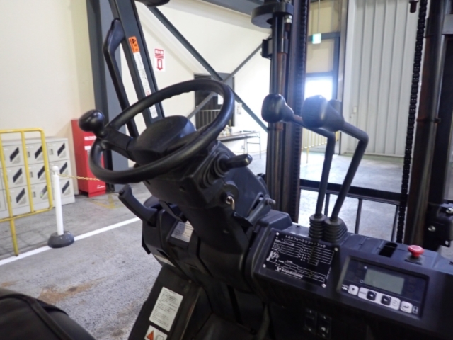 Xe nâng điện hiệu TOYOTA 8FBH15