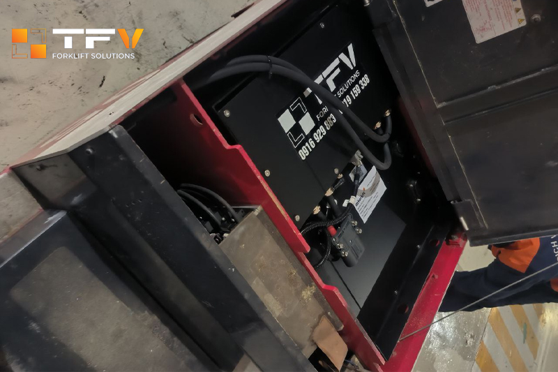 Ắc quy xe nâng điện là bộ phận cung cấp năng lượng chính cho xe nâng điện thay cho xăng, dầu diesel, ga