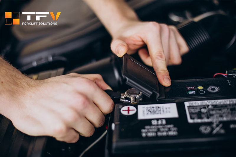 Doanh nghiệp cần cân nhắc nhiều yếu tố khi lựa chọn ắc quy xe nâng điện