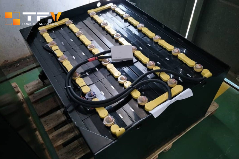 Ắc quy không chỉ cung cấp năng lượng cho xe nâng mà còn ảnh hưởng đến hiệu suất tổng thể