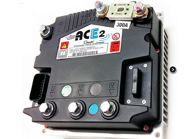 Bộ điều khiển xe nâng trên xe nâng điện