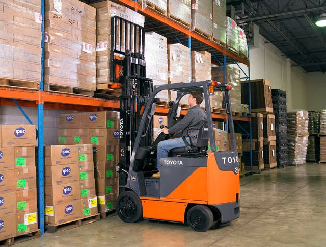 Luôn bình tĩnh, tỉnh táo trong khi vận hành xe nâng