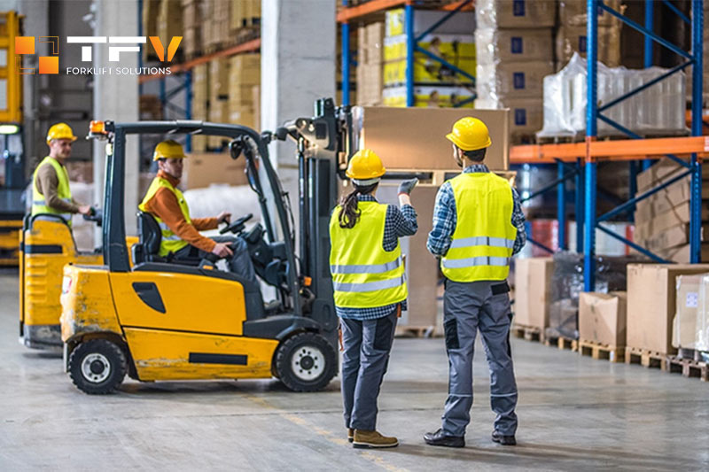 Người điều khiển xe nâng phải nhường quyền ưu tiên cho người đi bộ