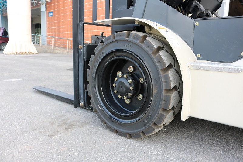 Lốp đặc xe nâng hàng
