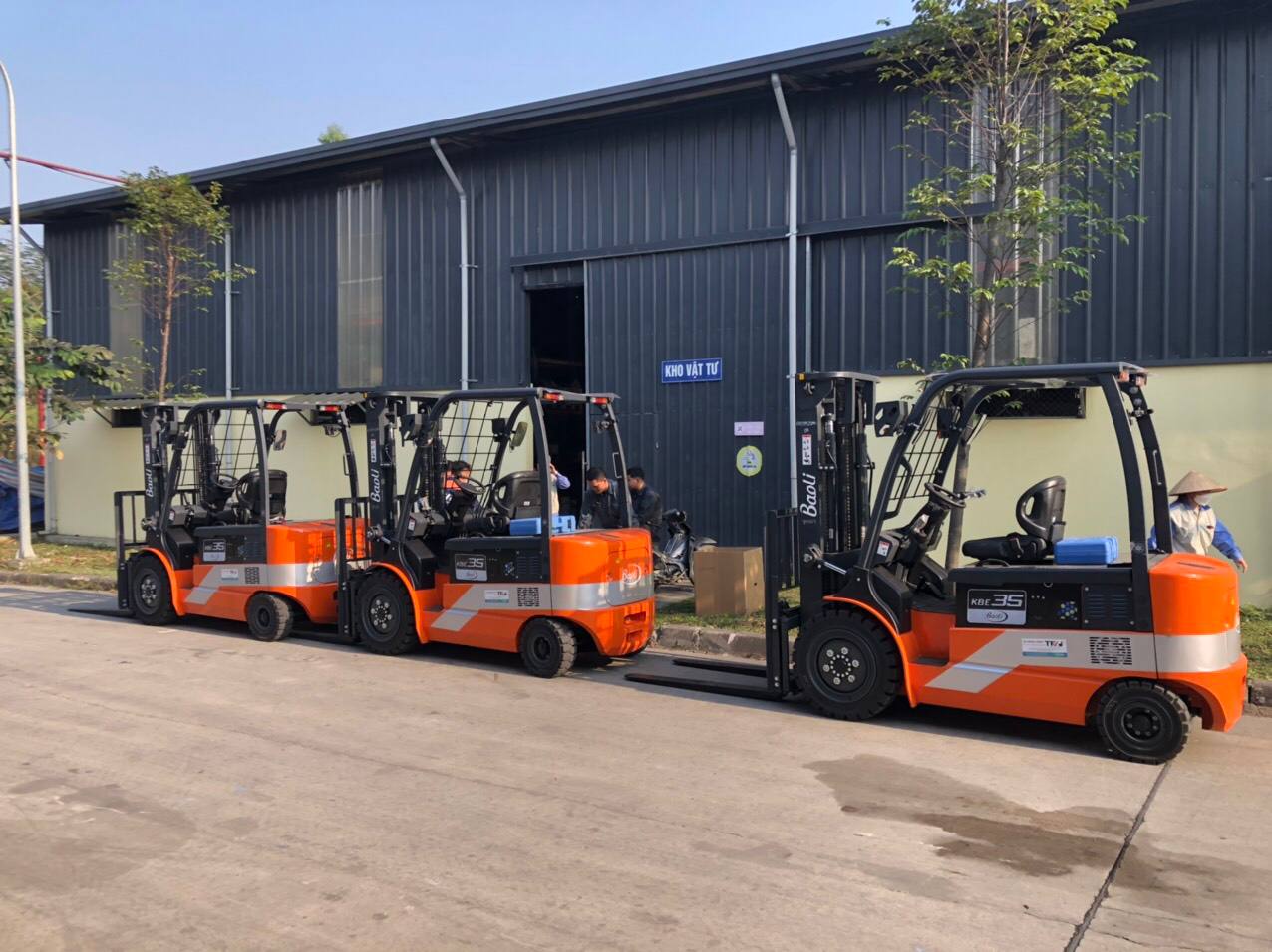 Xe nâng điện do TFV phân phối được sử dụng tại nhà kho