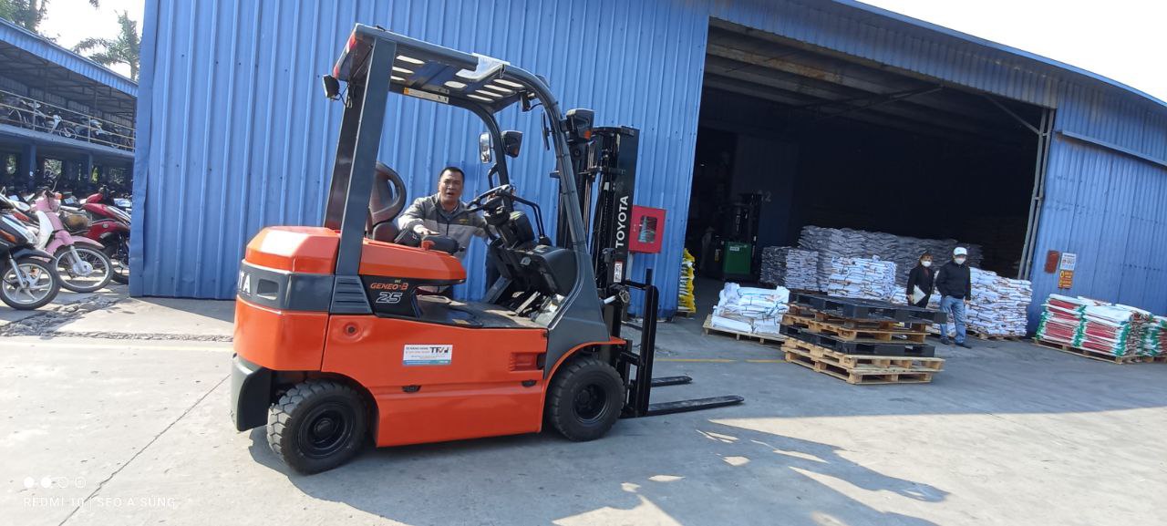 Xe nâng của TFV cho thuê tại xưởng khách hàng