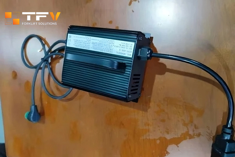 Bộ sạc ắc quy, pin lithium 12V- 15A hiệu EIKTO