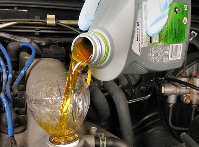 Tiến hành các bước thay nhớt cho xe nâng hàng