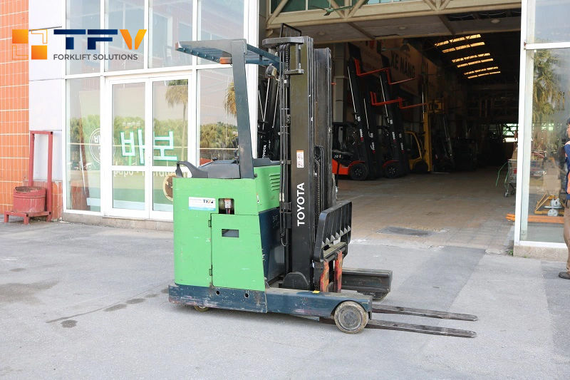 Xe nâng điện cũ reach truck Toyota 7FBR15