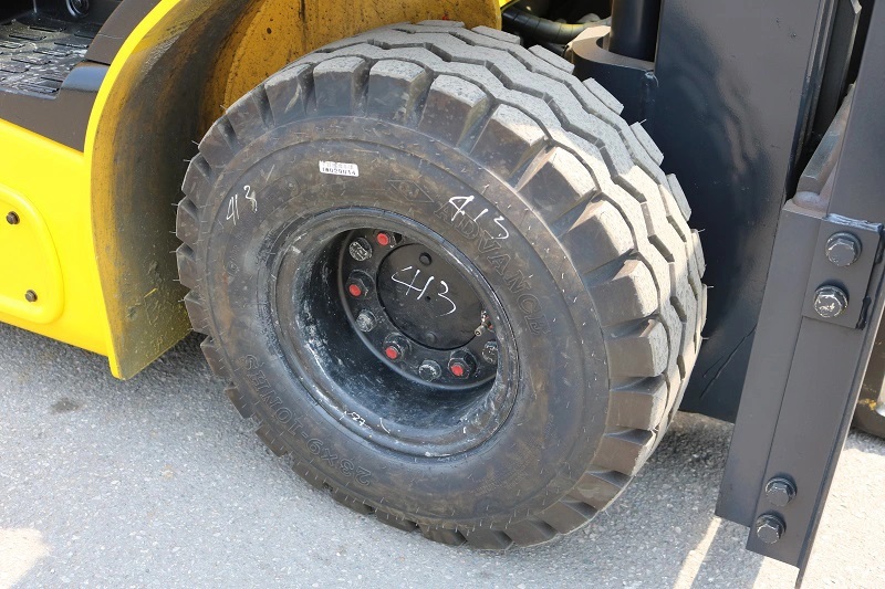 Lốp hơi xe nâng điện Komatsu