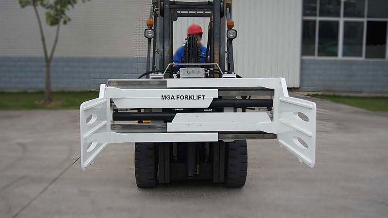 Xe nâng hàng sử dụng kẹp vuông