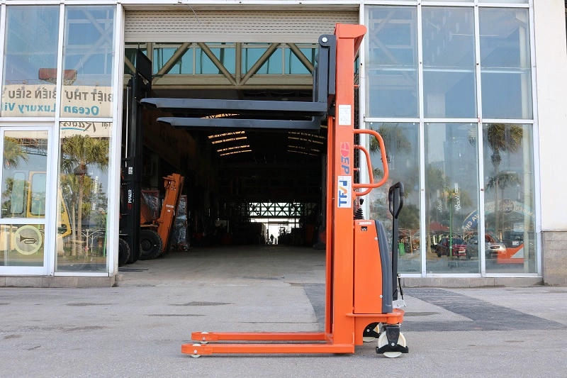 Xe nâng bán tự động sử dụng nhiên liệu điện