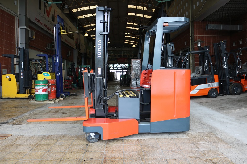 Xe nâng điện Reach truck 2.5 tấn Toyota 6FBR25. Khung V4000. Sản xuất 2011.