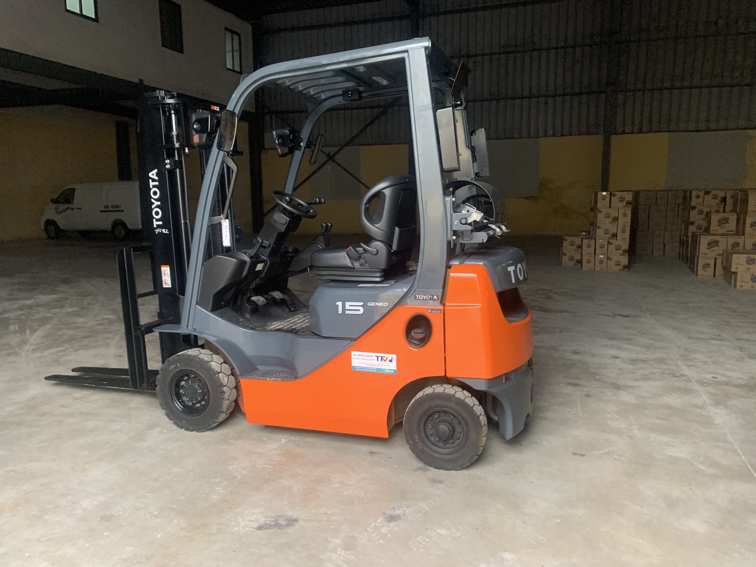 Xe nâng xăng ga được sử dụng tại kho của khách hàng