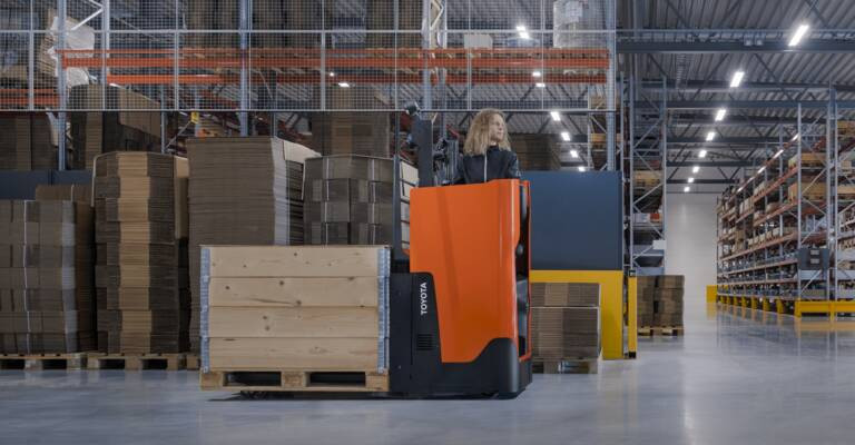 Xe nâng tay điện thấp đứng bên trong BT Levio 2t Li-ion Stand-in low lifter Toyota