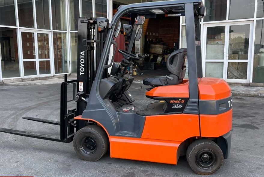 Xe nâng điện 2.5 tấn Toyota 8FB
