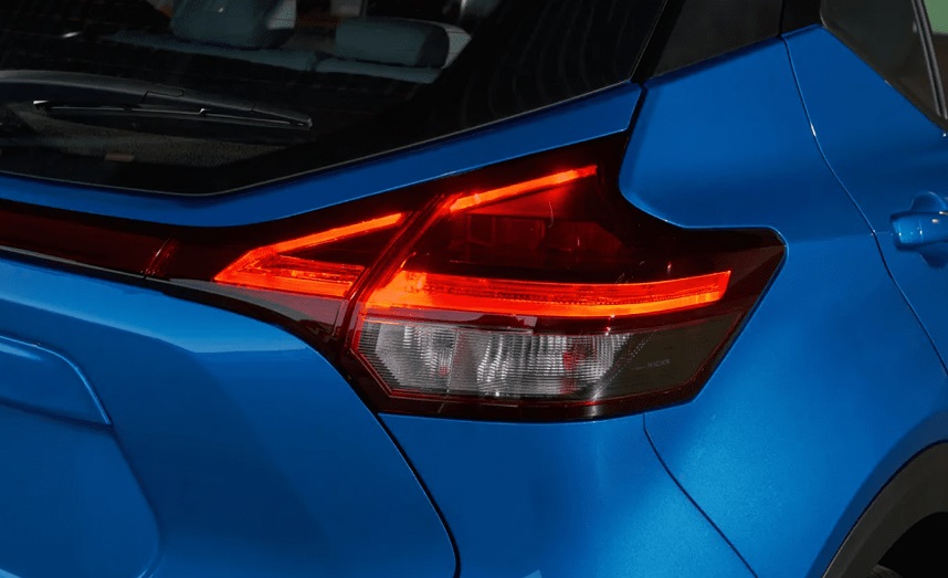 Đèn hậu công nghệ ánh sáng boomerang tạo hình móc câu sắc lẹm trên Nissan Kicks e-POWER 2022