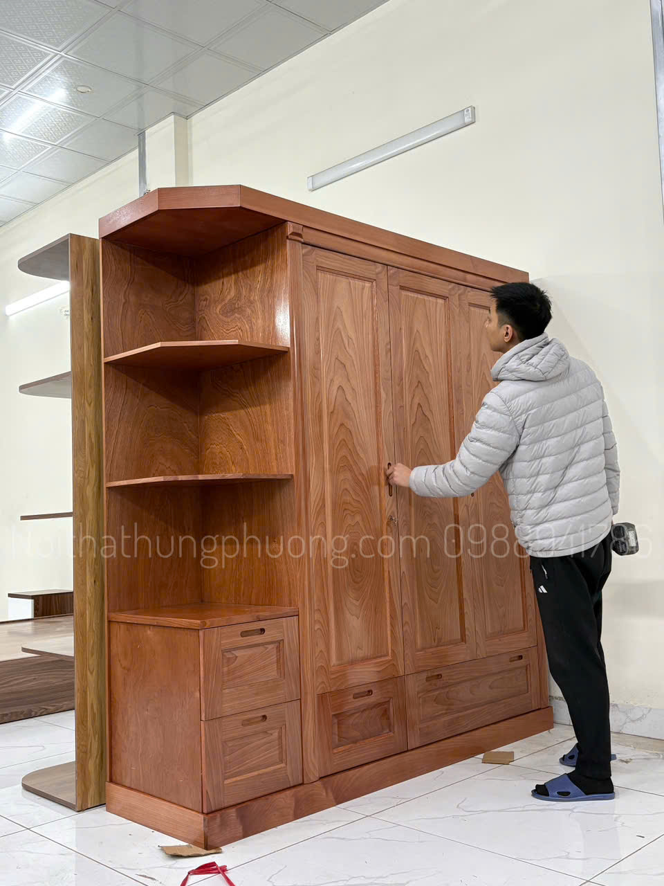Tủ áo 3 cánh +cục trang trí
