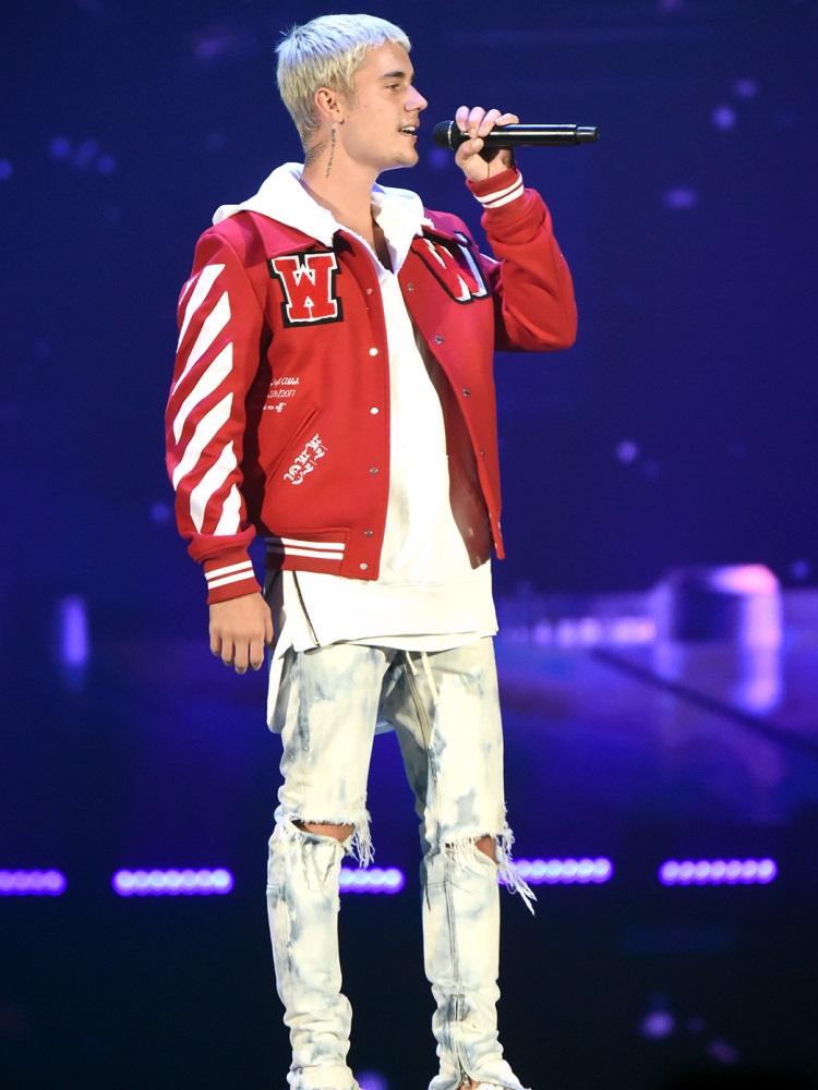 Phối hoodie cùng áo khoác