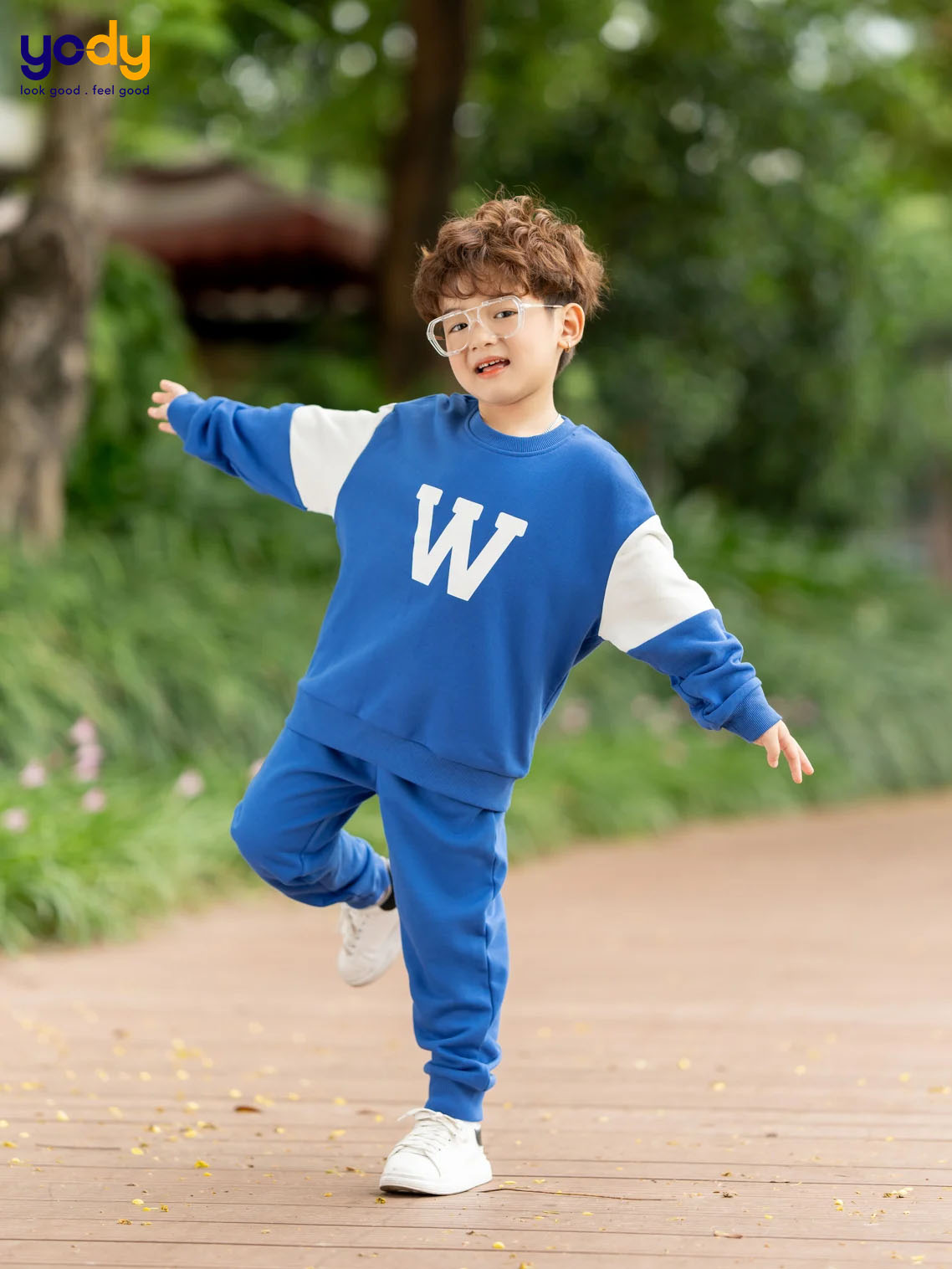 Phối đồ với áo nỉ trẻ em theo bộ