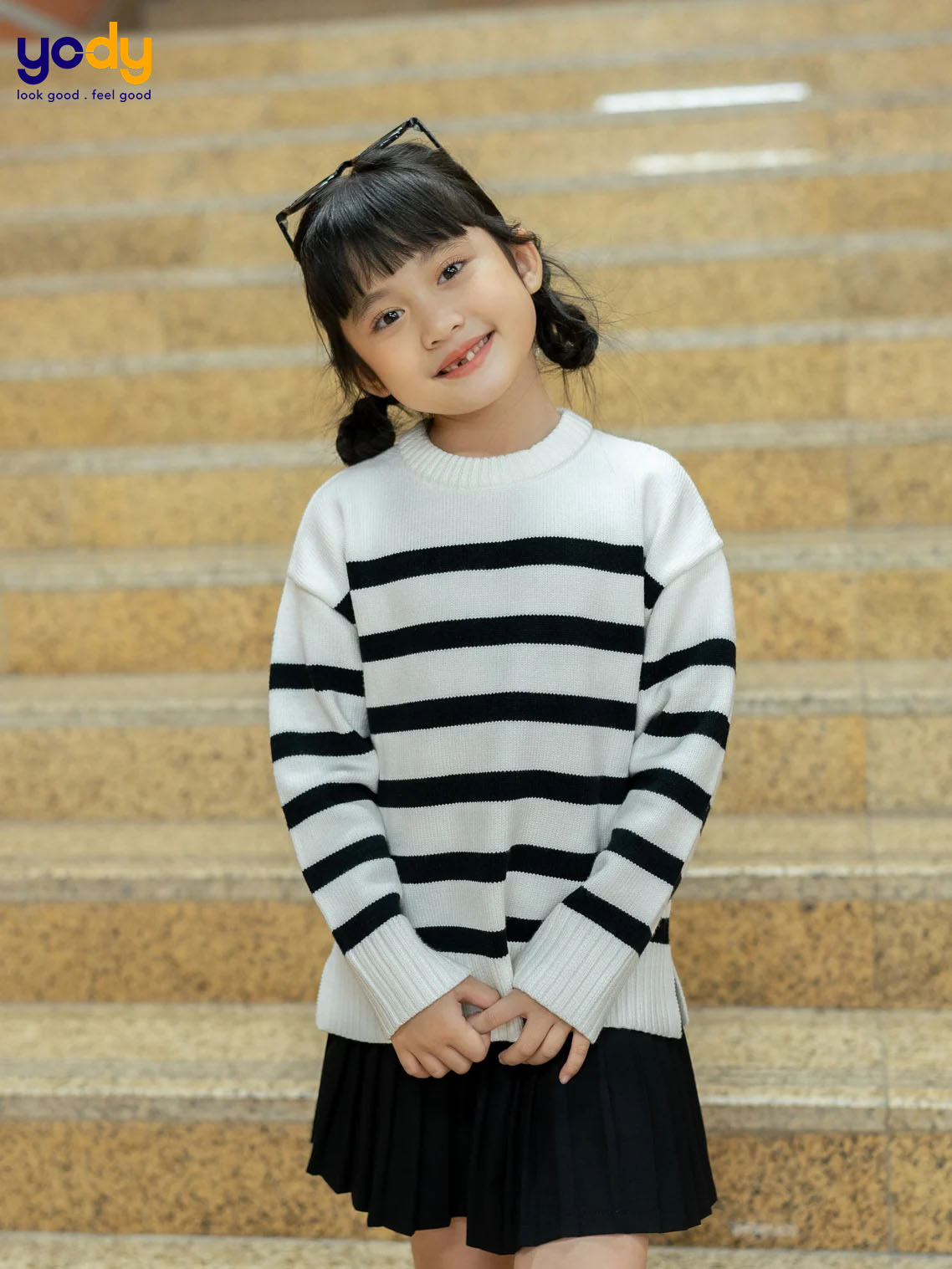 Áo len trẻ em phối đồ với chân váy