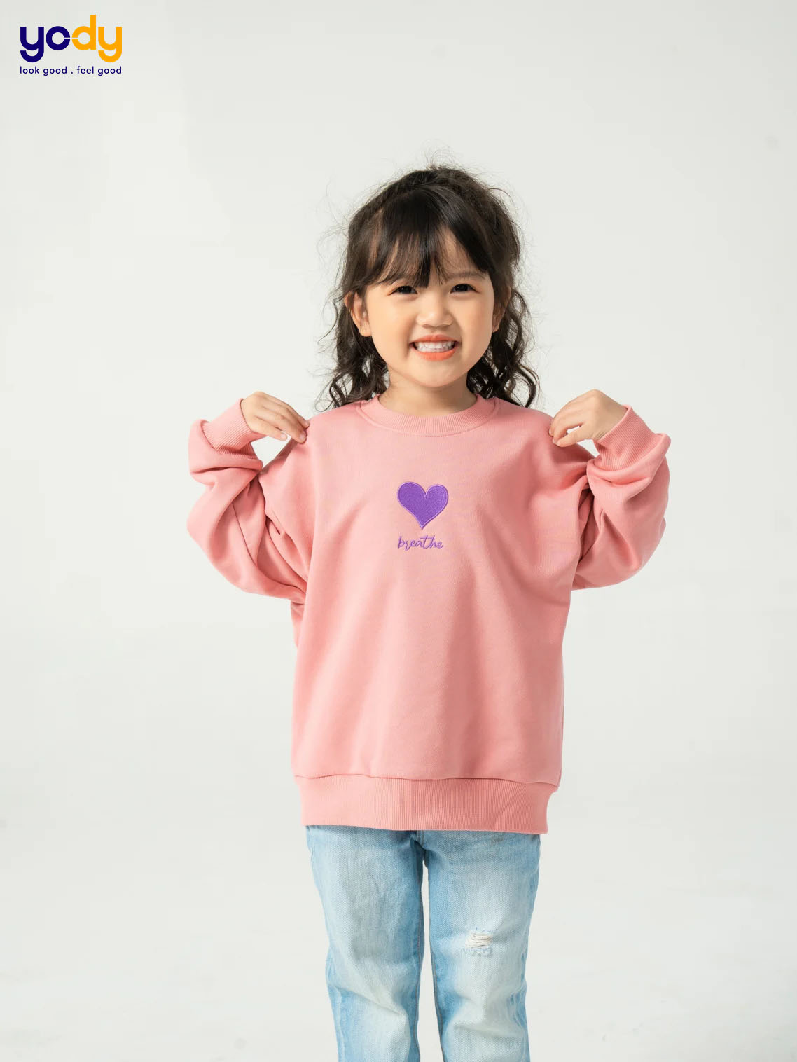 Phối đồ với áo nỉ trẻ em cùng quần jean