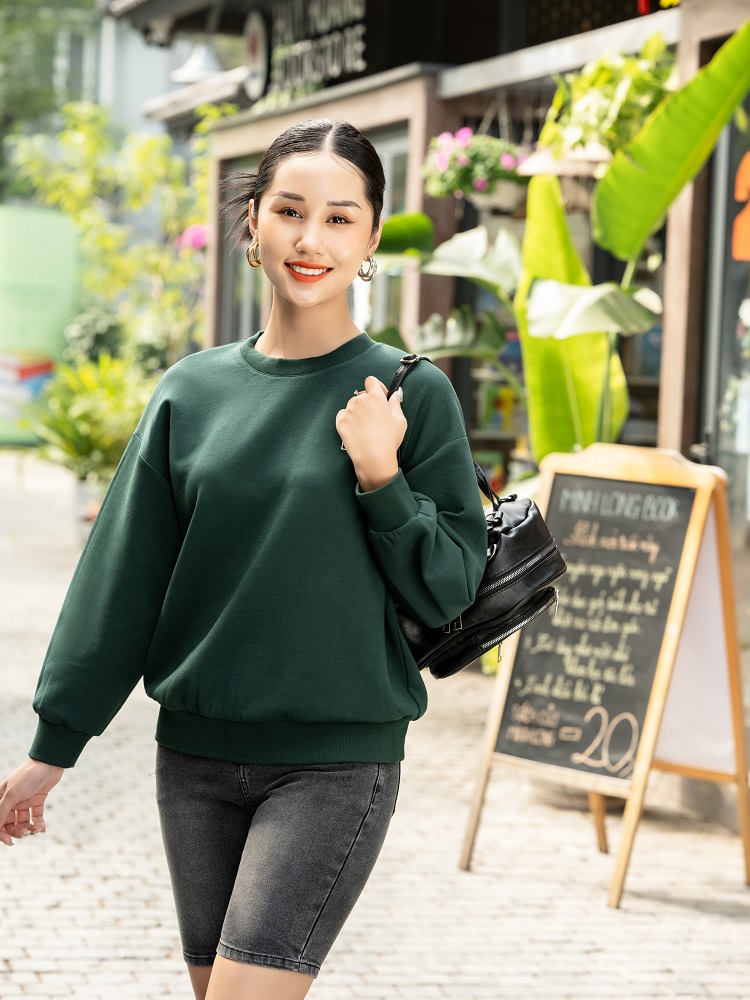 Áo nỉ nữ phối cùng quần short jeans