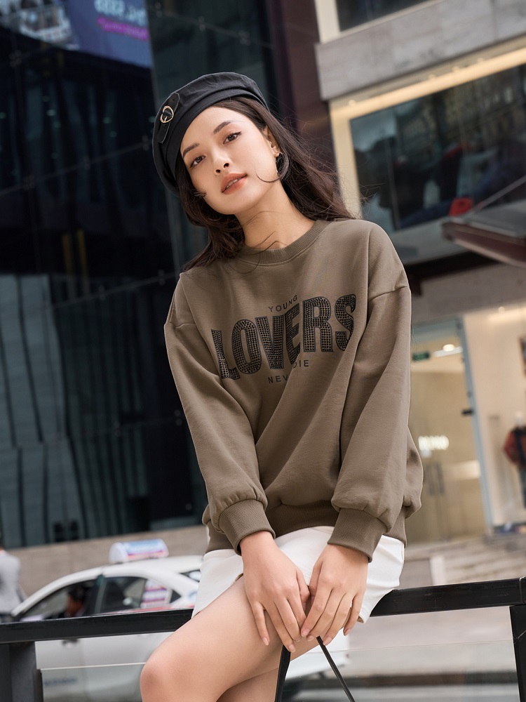 Áo sweater nữ in chữ