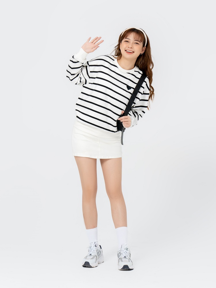 Áo nỉ kết hợp chân váy kaki