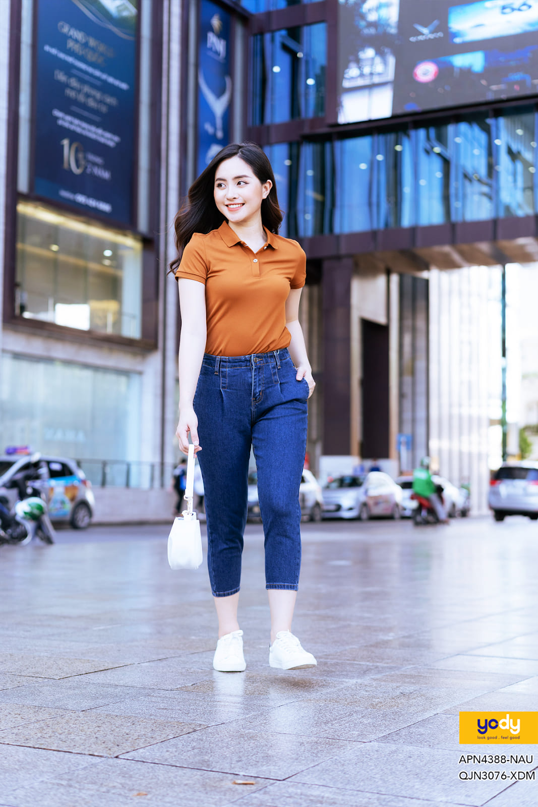 Quần jean, áo nữ có cổ