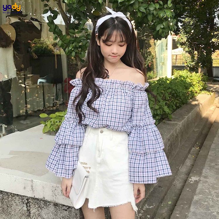 Váy kaki phối đồ với áo trễ vai gọn gàng, hiệu quả
