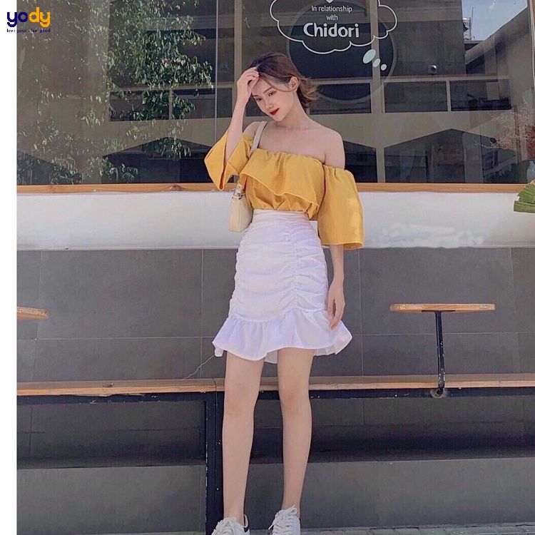Nữ tính, hiện đại trong cách phối đồ với áo trễ vai cùng chân váy ngắn
