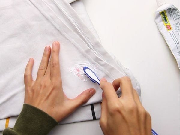 Kết hợp kem đánh răng với bột giặt để làm sạch trang phục