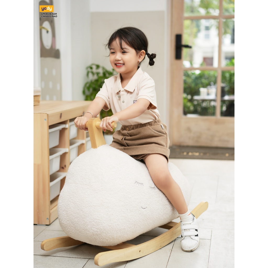 Năng động với áo thun có cổ, chân váy trẻ em