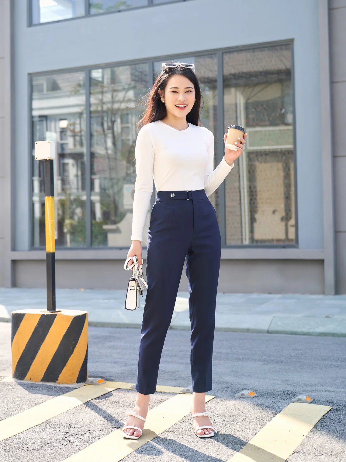 Quần tây, giày cao gót - Outfit đơn giản, dễ mặc