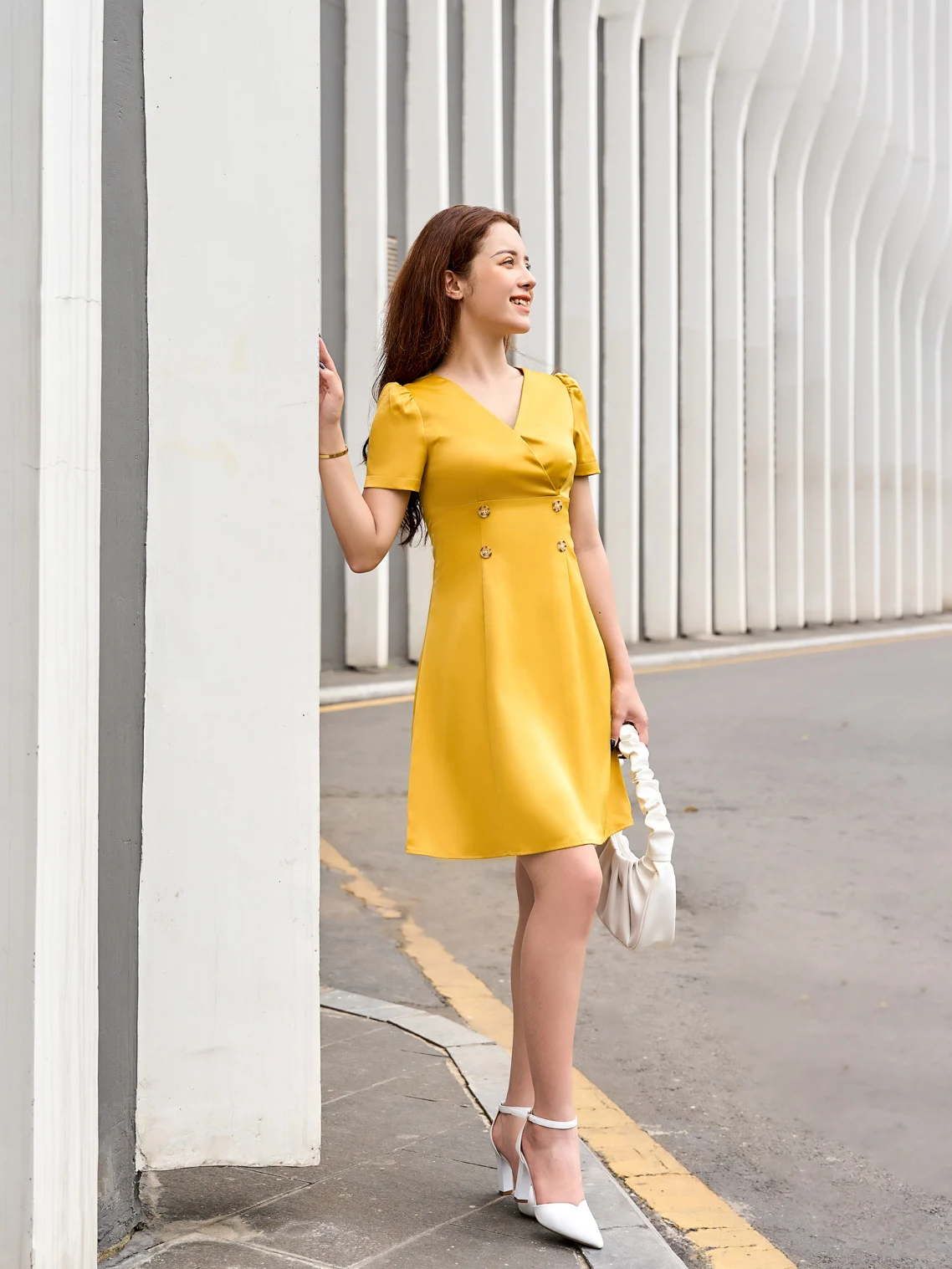 Đầm chữ A giày cao gót